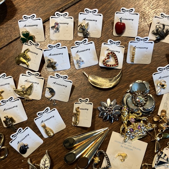 Big lot of 92 assorted vintage estate sale pins, I am selling all my jewelry! - Picture 6 of 10